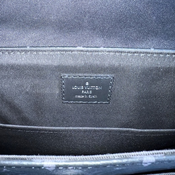 LOUIS VUITTON DISTRICT PM BAG - Picture 2 of 5